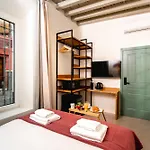 Galera Rooms